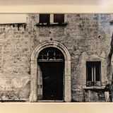 Mentre altre immagini storiche mostrano il grande portone in legno, ora non pi� esistente, che un tempo dava accesso alla residenza